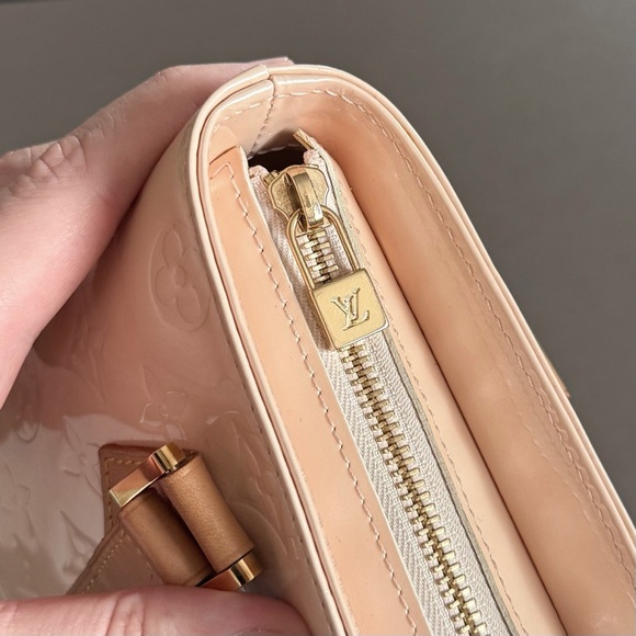 💥SOLD💥 LOUIS VUITTON Classic ‘Marshmallow’ Vernis LV Monogram Houston Tote Bag - Picture 8 of 12